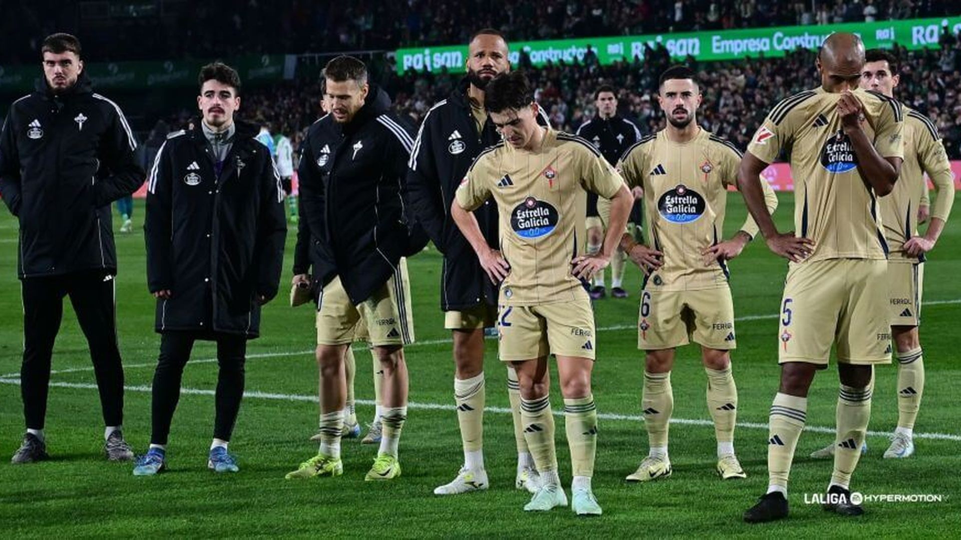 los_jugadores_del_racing_de_ferrol_cabizbajos_tras_la_goleada_encajada_ante_el_racing__001.jpeg