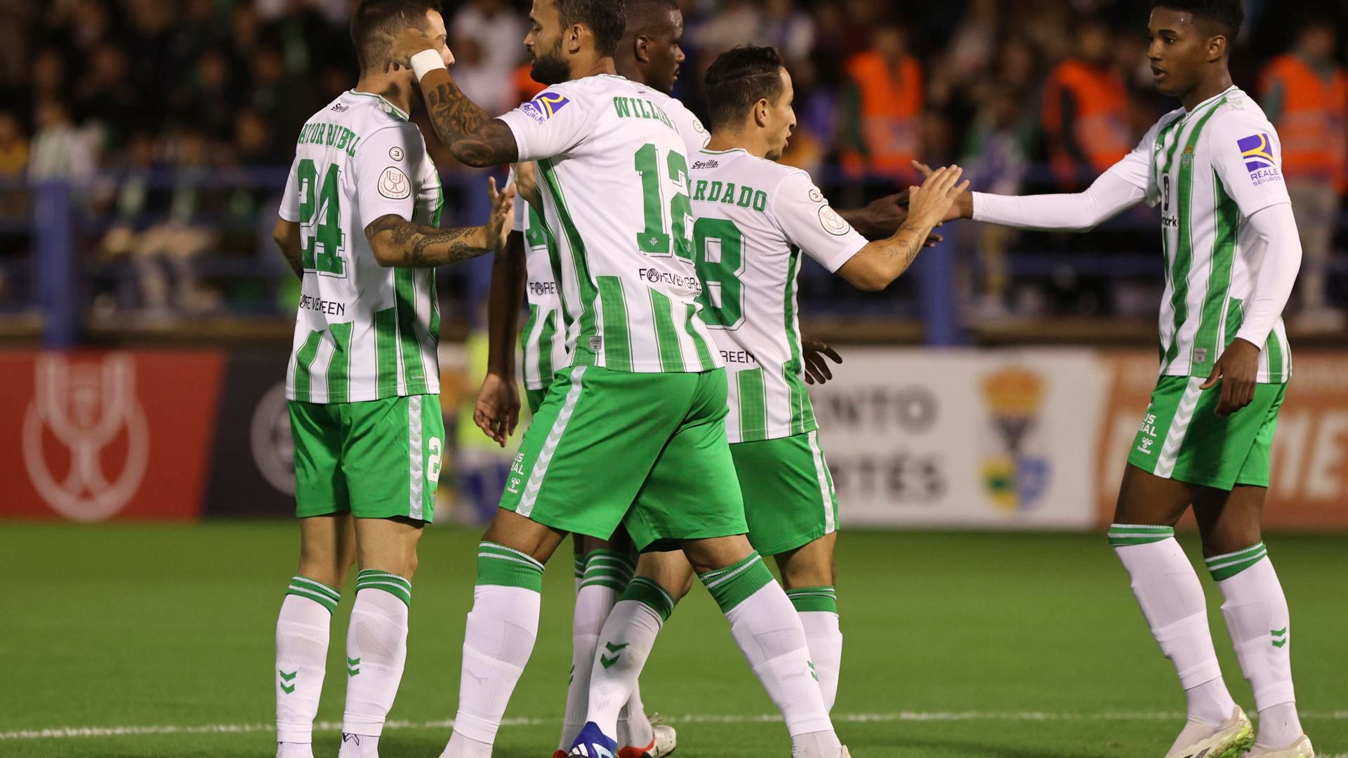 los_jugadores_del_real_betis_celebran_uno_de_los_goles_frente_al_hernan_cortes_001.jpeg