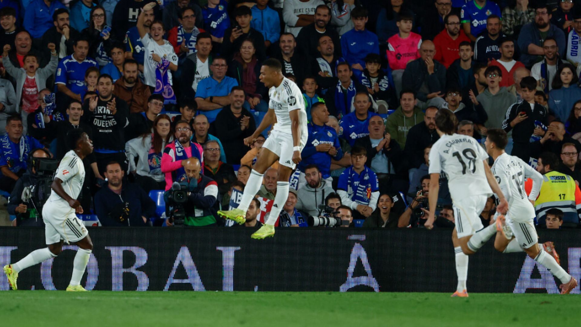 los_jugadores_del_real_madrid_celebran_el_0_1_foto_efe.jpg los_jugadores_del_real_madrid_celebran_el_0_1_foto_efe.jpg