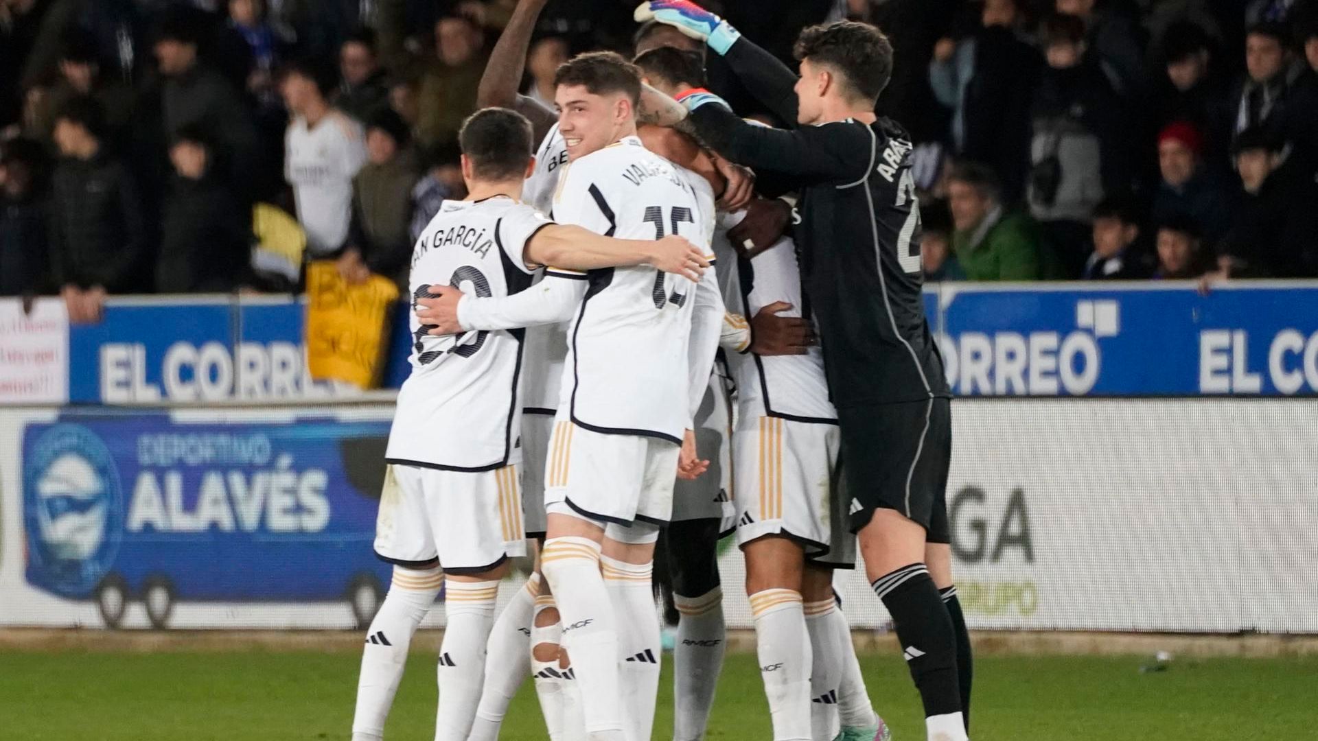 los_jugadores_del_real_madrid_celebran_la_victoria_ante_el_alaves.jpg