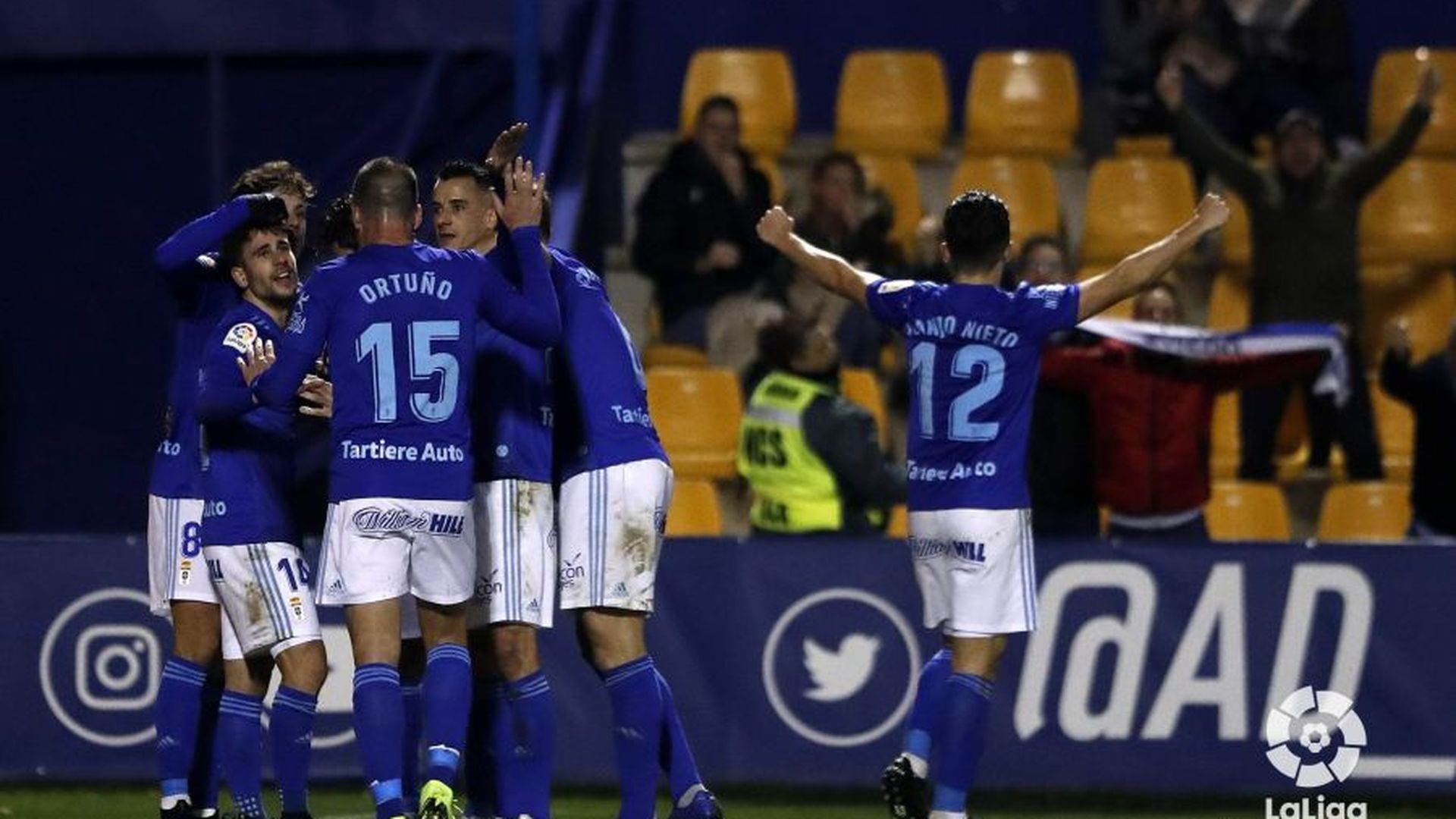 los_jugadores_del_real_oviedo_celebran_el_tercer_gol_de_barcenas_en_alcorcon_foto_lali_001.jpeg