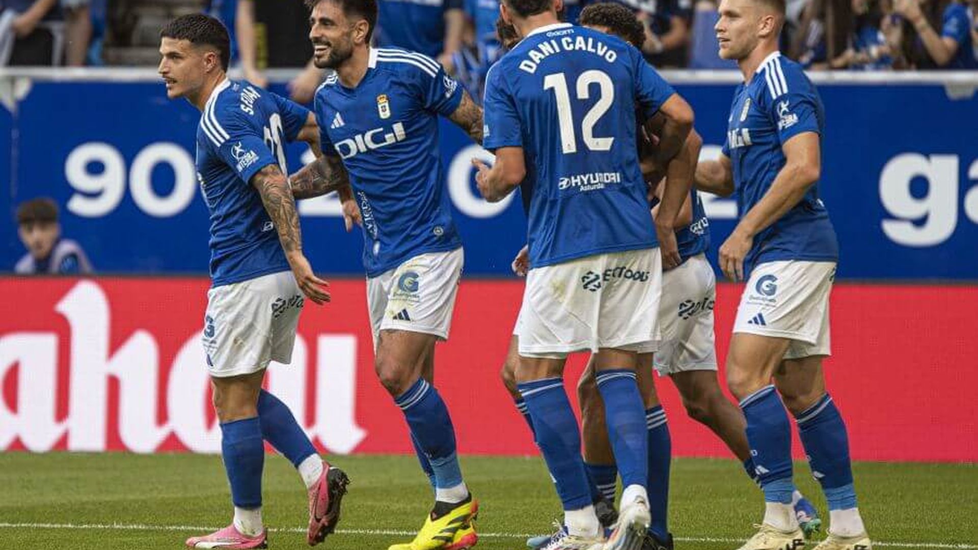 los_jugadores_del_real_oviedo_celebran_uno_de_los_goles_ante_el_almeria_foto_laliga_001.jpeg