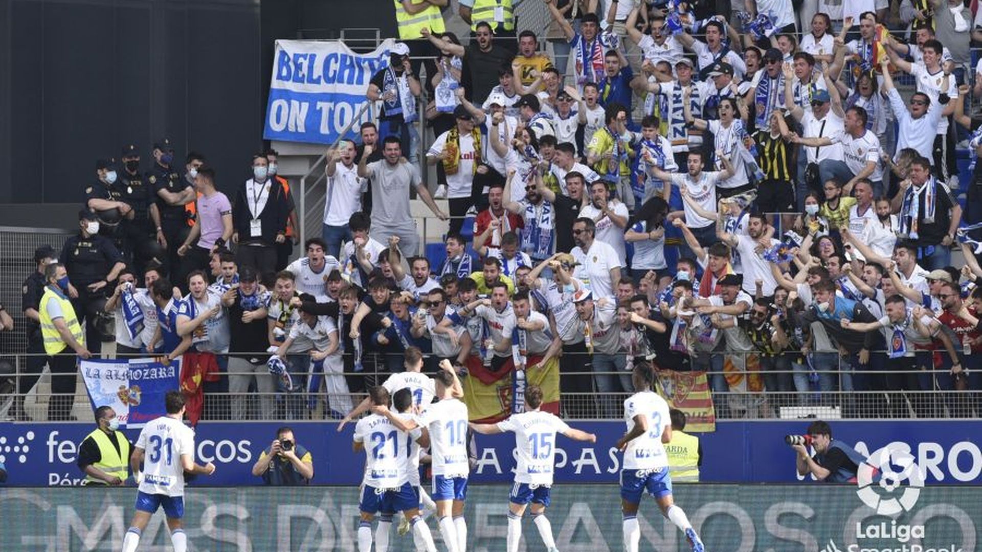 los_jugadores_del_real_zaragoza_celebran_el_gol_de_azon_al_huesca_con_la_aficion.jpeg