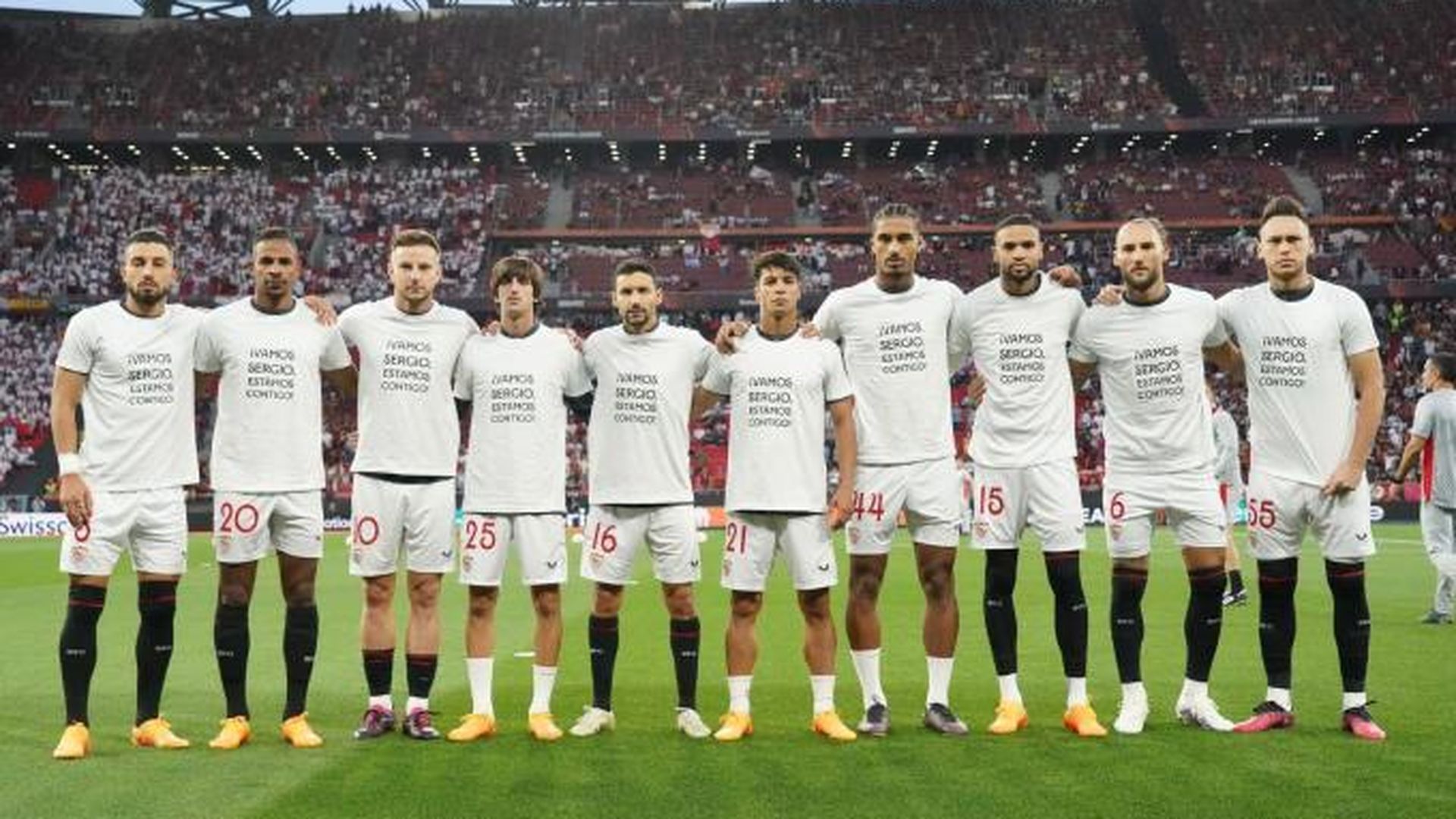los_jugadores_del_sevilla_con_el_mensaje_de_apoyo_a_sergio_rico_foto_sfc_jpg.jpg los_jugadores_del_sevilla_con_el_mensaje_de_apoyo_a_sergio_rico_foto_sfc_jpg.jpg