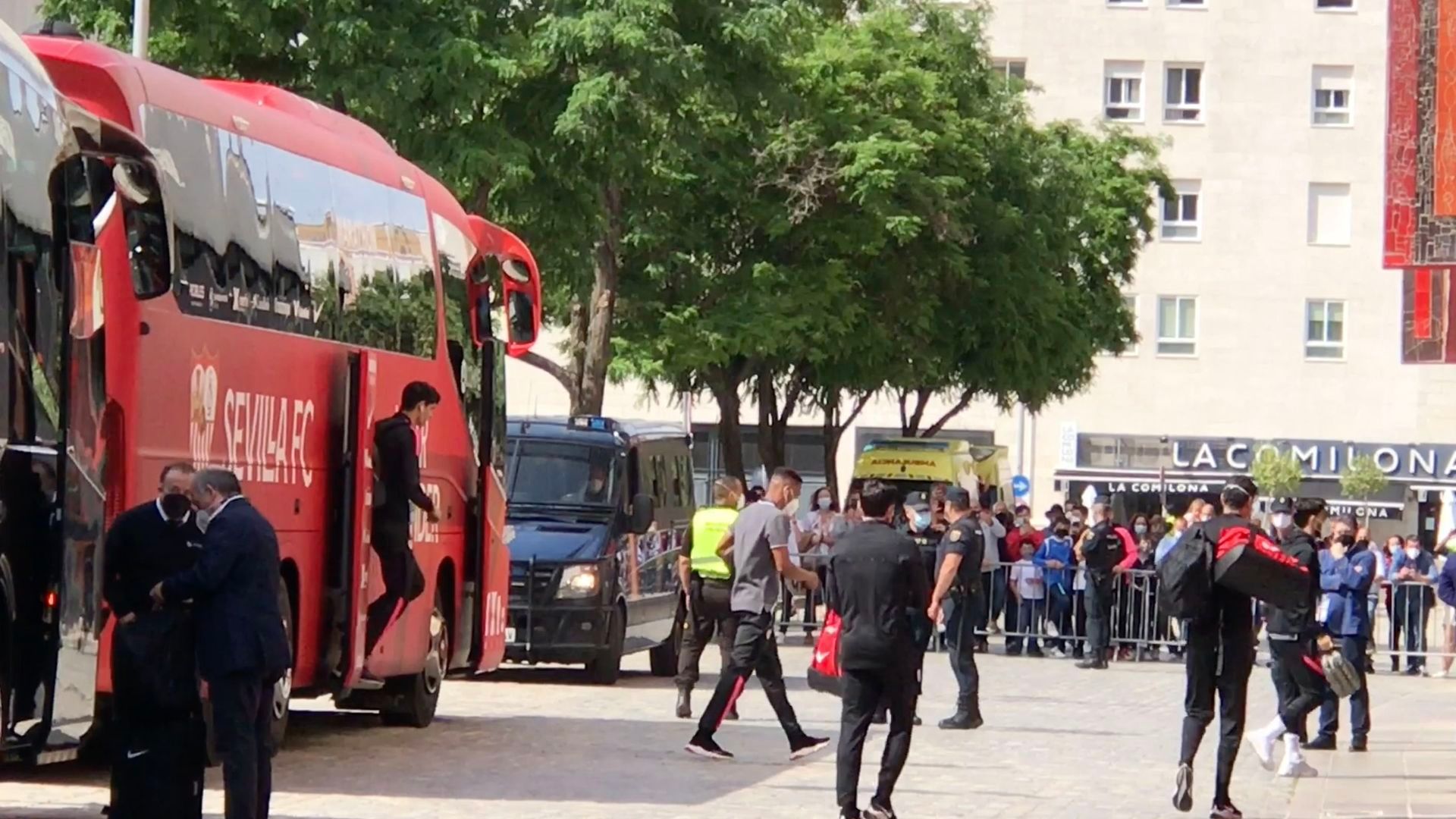 los_jugadores_del_sevilla_llegando_al_sanchez_pizjuan.png los_jugadores_del_sevilla_llegando_al_sanchez_pizjuan.png