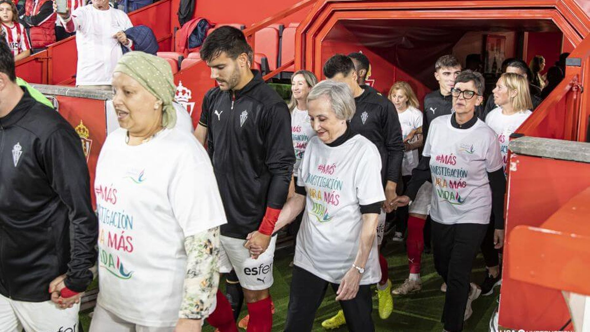 los_jugadores_del_sporting_salen_de_la_mano_con_mujeres_que_han_pasado_por_un_cancer_d_001.jpeg