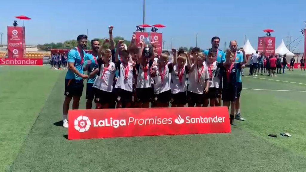 El Valencia levanta la copa de subcampeón de LaLiga Promises