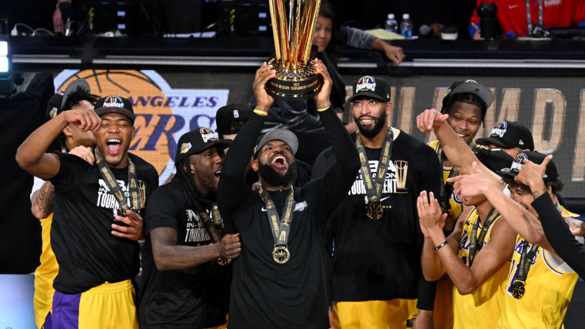 los_lakers_de_lebron_james_hacen_historia_primer_equipo_en_ganar_el_nuevo_titulo_de_la.jpg los_lakers_de_lebron_james_hacen_historia_primer_equipo_en_ganar_el_nuevo_titulo_de_la.jpg