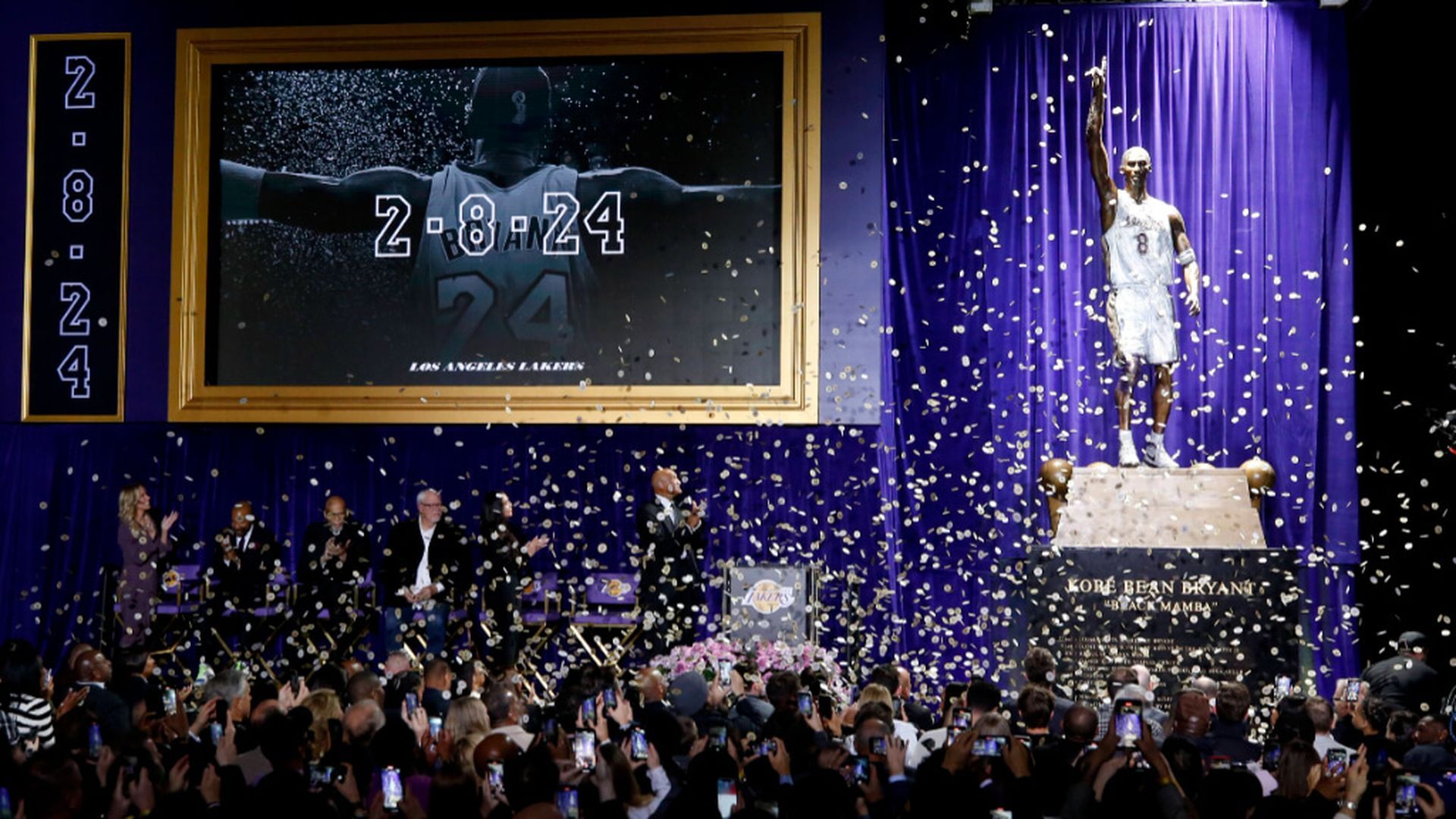 los_lakers_inauguran_la_primera_estatua_en_homenaje_a_kobe_bryant.jpg