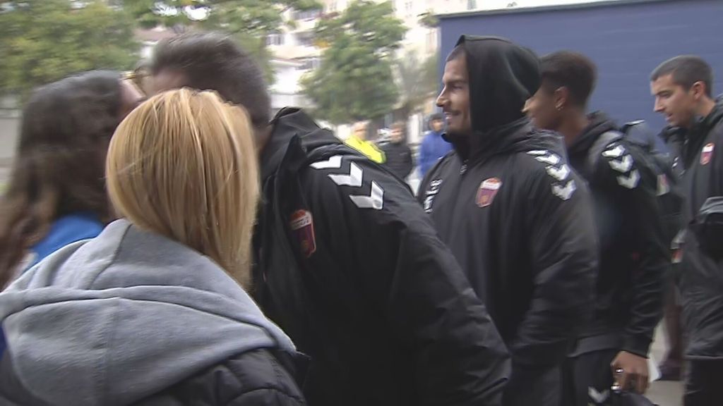 Los mimos de los jugadores del Eldense a la afición desplazada a Málaga