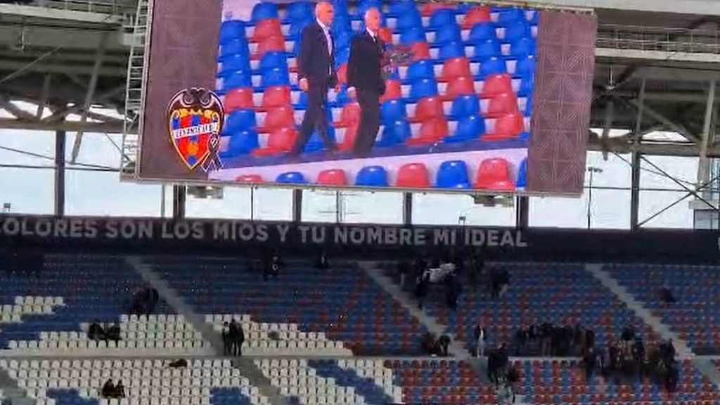 Los presidentes del Levante y el Sporting depositan un ramo de flores en recuerdo a Ramón Ferrer