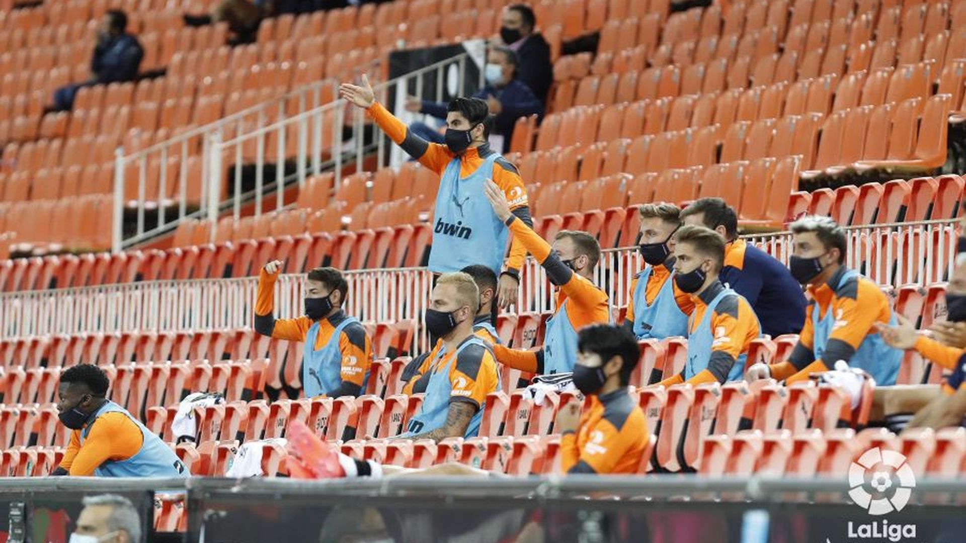 los_suplentes_ante_el_betis_protestan_al_arbitro_desde_la_grada_001.jpeg los_suplentes_ante_el_betis_protestan_al_arbitro_desde_la_grada_001.jpeg