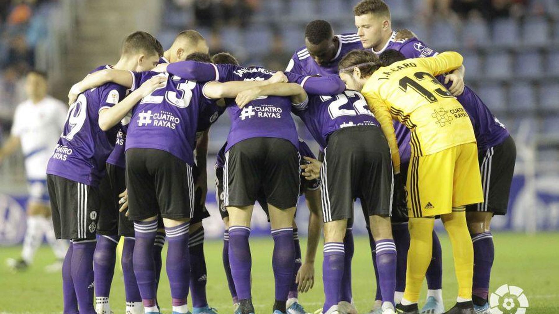 los_titulares_del_valladolid_en_tenerife_hacen_un_corro_antes_del_partido_foto_laliga.jpeg