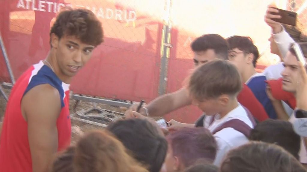 (Mediaset) Los vaciles de Griezmann y Joao con los aficionados: del 'boli robado' a la pancarta del Balón de Oro