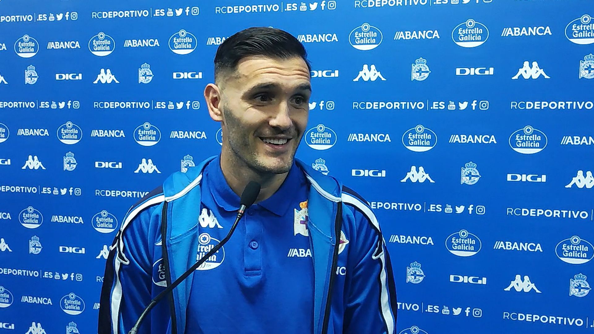 lucas_perez_se_queja_del_arbitro_en_sala_de_prensa.jpg lucas_perez_se_queja_del_arbitro_en_sala_de_prensa.jpg