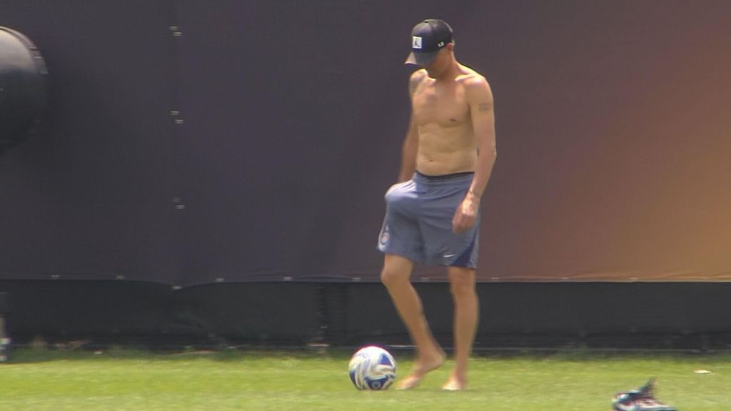 Luis Enrique cumple con su ritual descalzo, sin camiseta y entre risas antes de la final con el Chelsea