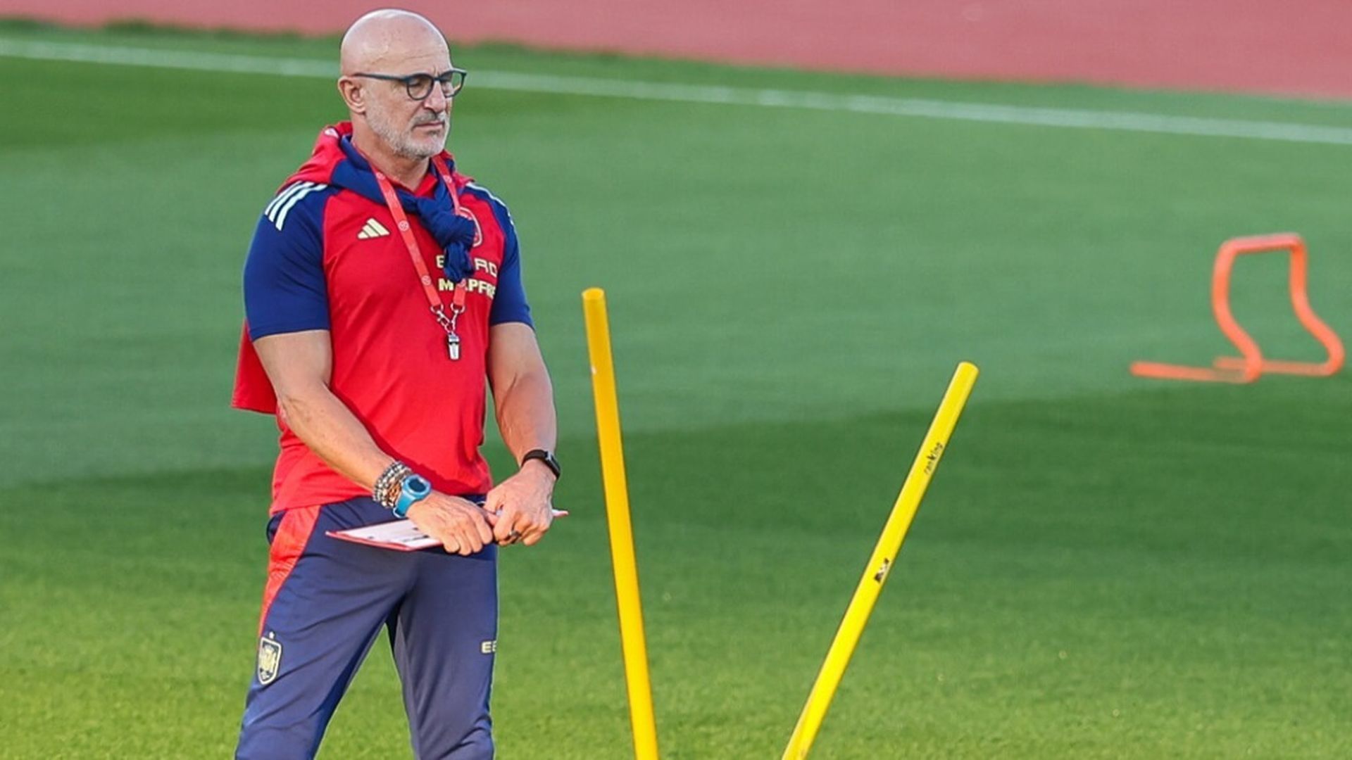 luis_de_la_fuente_en_un_entrenamiento_de_la_seleccion_espanola.jpg luis_de_la_fuente_en_un_entrenamiento_de_la_seleccion_espanola.jpg