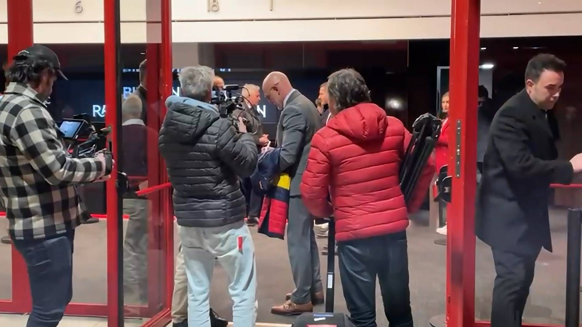 luis_de_la_fuente_llegando_al_estadio_001.jpg luis_de_la_fuente_llegando_al_estadio_001.jpg