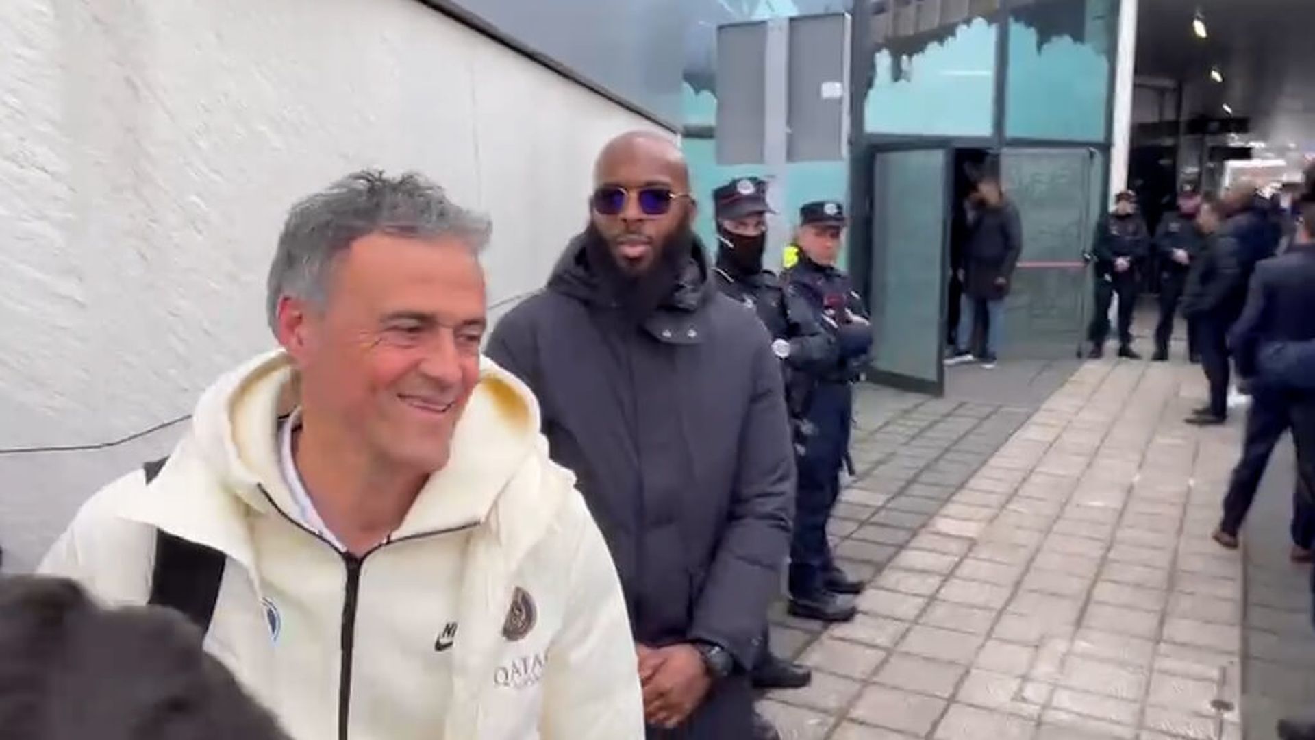 luis_enrique_agradecio_la_presencia_de_aficionados_a_la_salida_del_psg.jpg luis_enrique_agradecio_la_presencia_de_aficionados_a_la_salida_del_psg.jpg