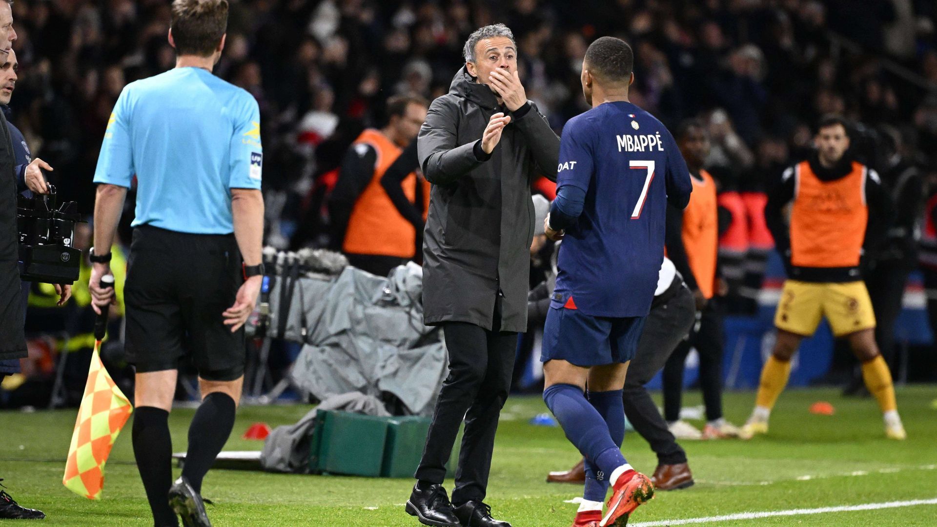luis_enrique_da_instrucciones_a_kylian_mbappe_durante_un_partido_del_psg_foto_cordon_p_001.jpg