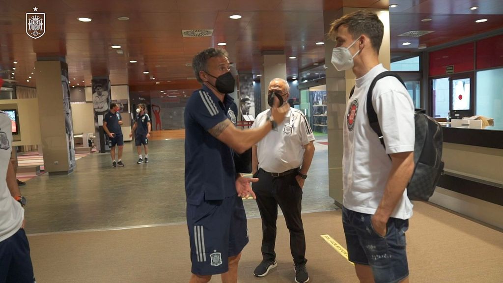 La charla de Luis Enrique con Diego Llorente al regreso del central a la concentración en Las Rozas