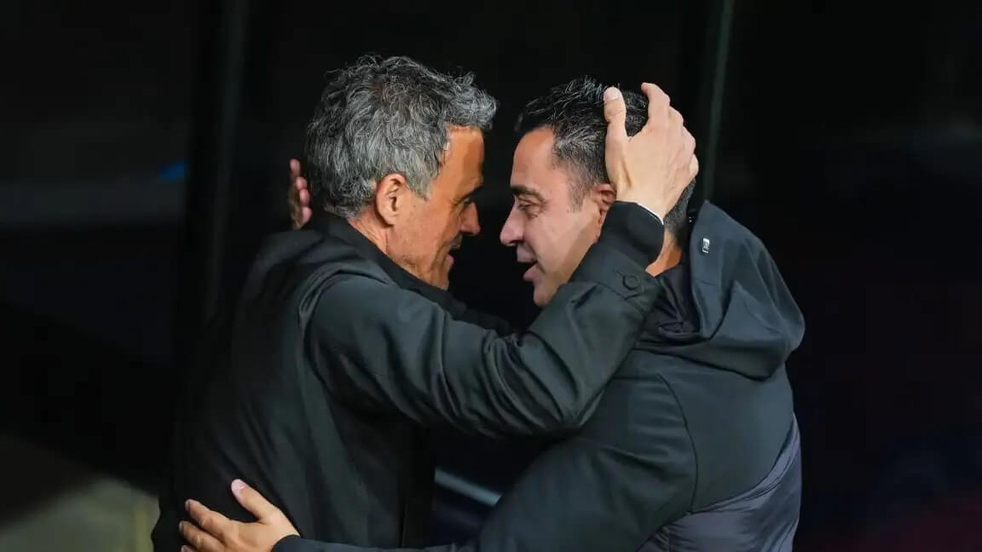 luis_enrique_y_xavi_hernandez_se_saludan_en_montjuic_foto_efe_001.jpg luis_enrique_y_xavi_hernandez_se_saludan_en_montjuic_foto_efe_001.jpg