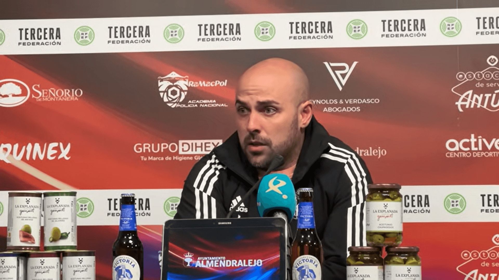 luis_oliver_entrenador_del_badajoz_en_rueda_de_prensa_001.png