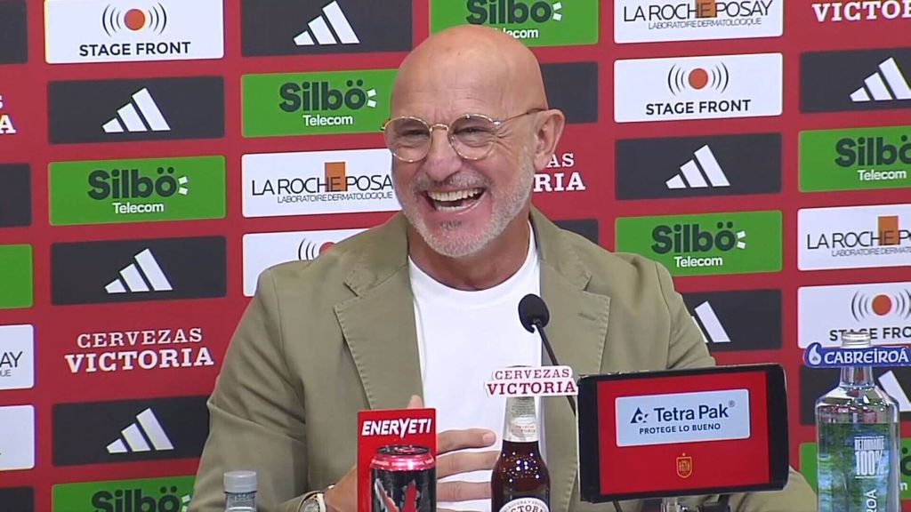 Luis de la Fuente no puede contener la risa cuando un periodista tiene un lapsus con su edad