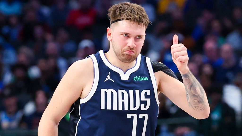 Luka Doncic encesta de espaldas y desde el centro del campo