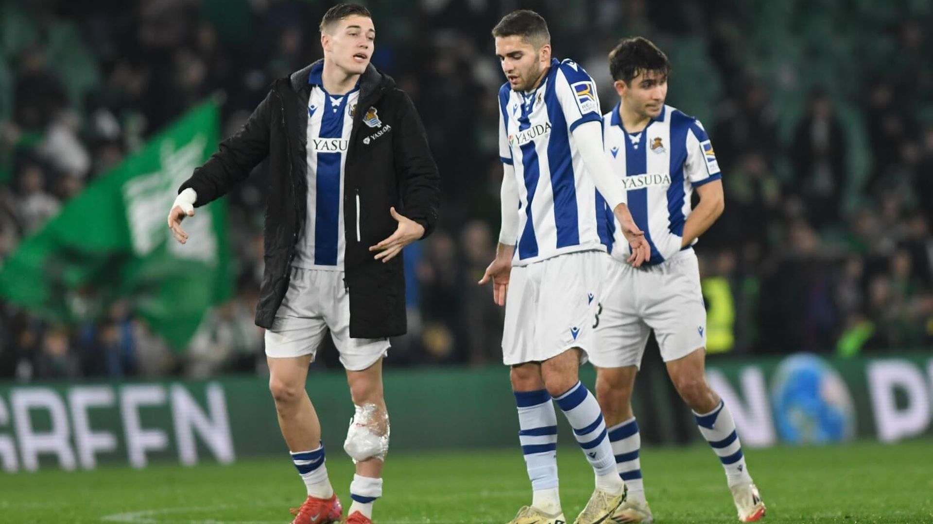 luka_sucic_y_zakharyan_habln_tras_el_partido_en_el_benito_villamarin_foto_kiko_hurtado.jpeg luka_sucic_y_zakharyan_habln_tras_el_partido_en_el_benito_villamarin_foto_kiko_hurtado.jpeg