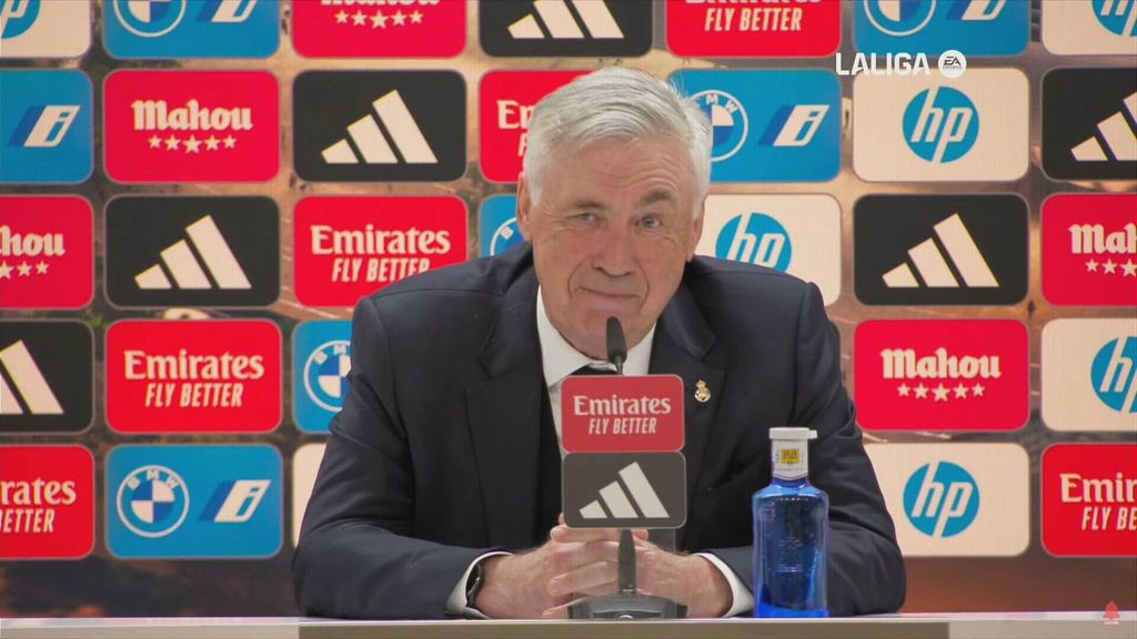 Carlo Ancelotti se parte de risa