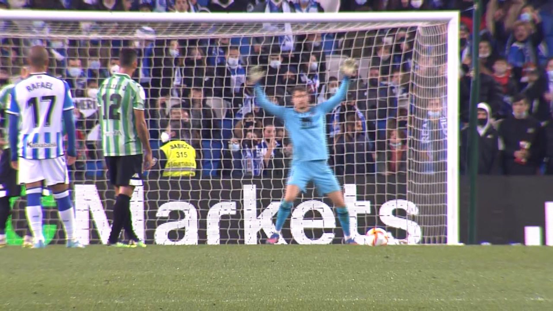 magistral_espectacular_lanzamiento_de_penalti_de_willian_jose_capturado_desde_el_otro_.jpg