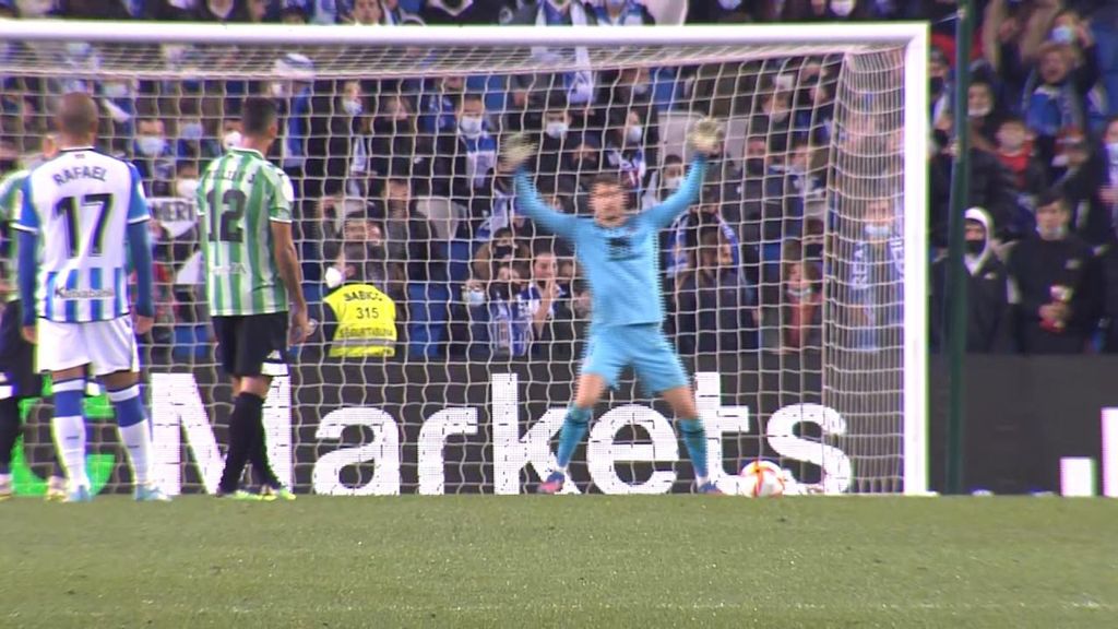 (mediaset) Magistral: espectacular lanzamiento de penalti de Willian Jose capturado desde el otro lado del campo