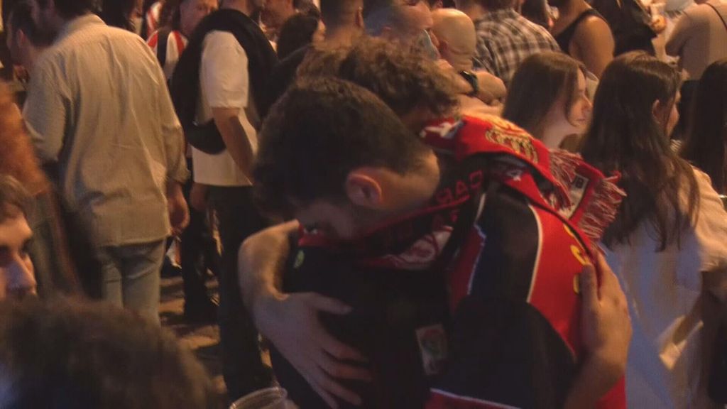 Del éxtasis en la fan zone del Mallorca a las lágrimas tras la derrota: "Orgullosos de nuestro equipo"