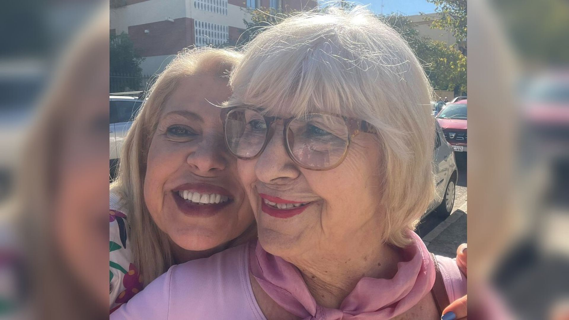 Mámen Sánchez junto a su madre, Conchi