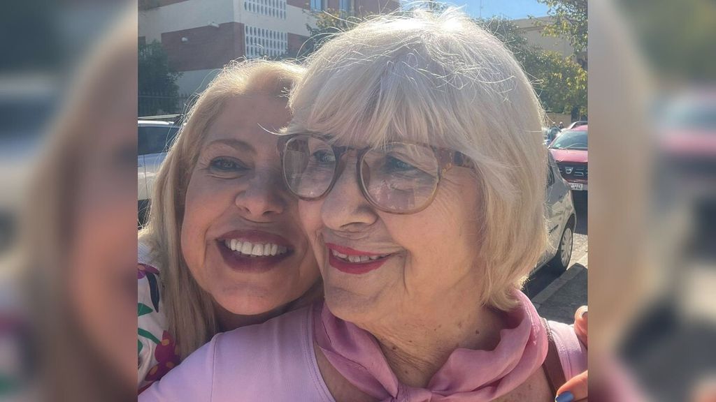 Mámen Sánchez junto a su madre, Conchi