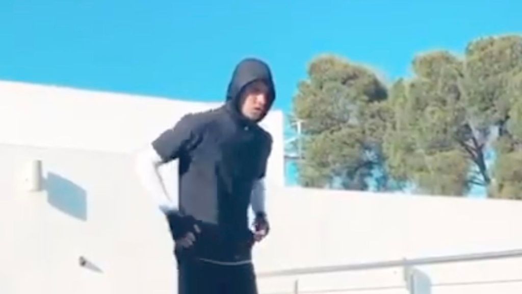 Mandi, entrenándose en su gimnasio particular