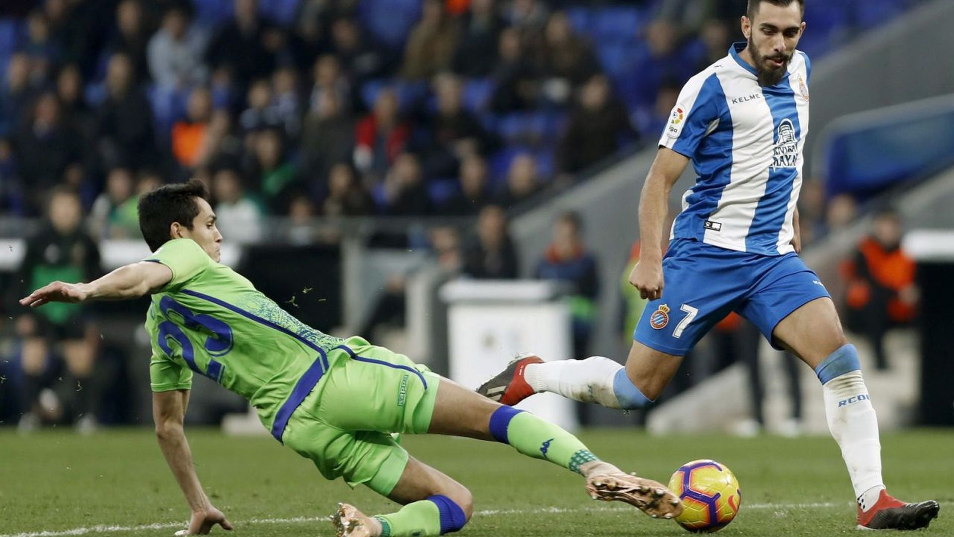 mandi_trata_de_arrebatarle_un_balon_a_borja_iglesias__001.jpg mandi_trata_de_arrebatarle_un_balon_a_borja_iglesias__001.jpg