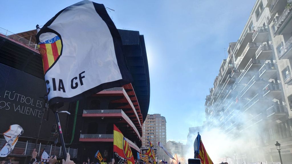 Los aficionados cantan el himno regional como cierre de la manifestación del 11-D