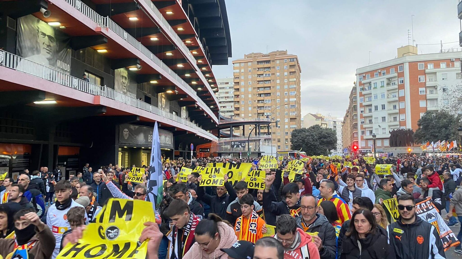 manifestacion_contra_peter_lim_del_2m_llegada_a_mestalla_001.jpeg manifestacion_contra_peter_lim_del_2m_llegada_a_mestalla_001.jpeg