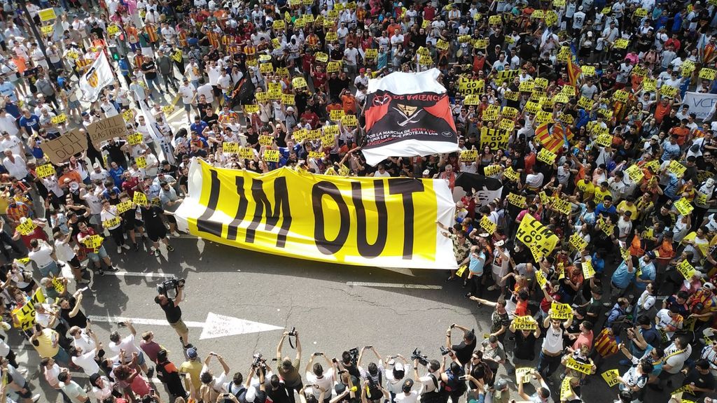 La afición del Valencia se concentra en los exteriores de Mestalla para pedir la marcha de Lim
