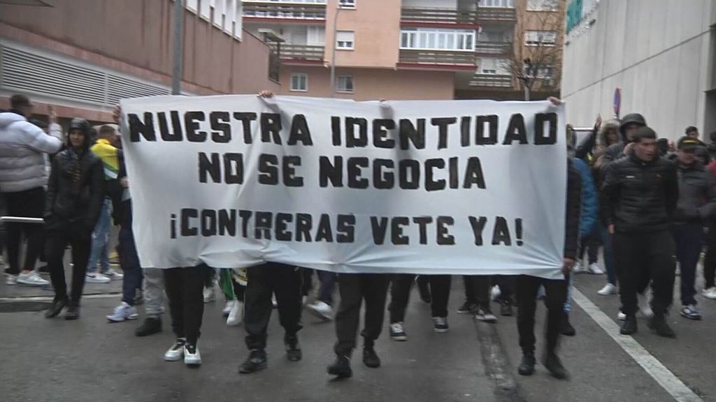 Manifestación de aficionados del Cádiz en contra de Vizcaíno y Contreras en la previa contra el Atlético