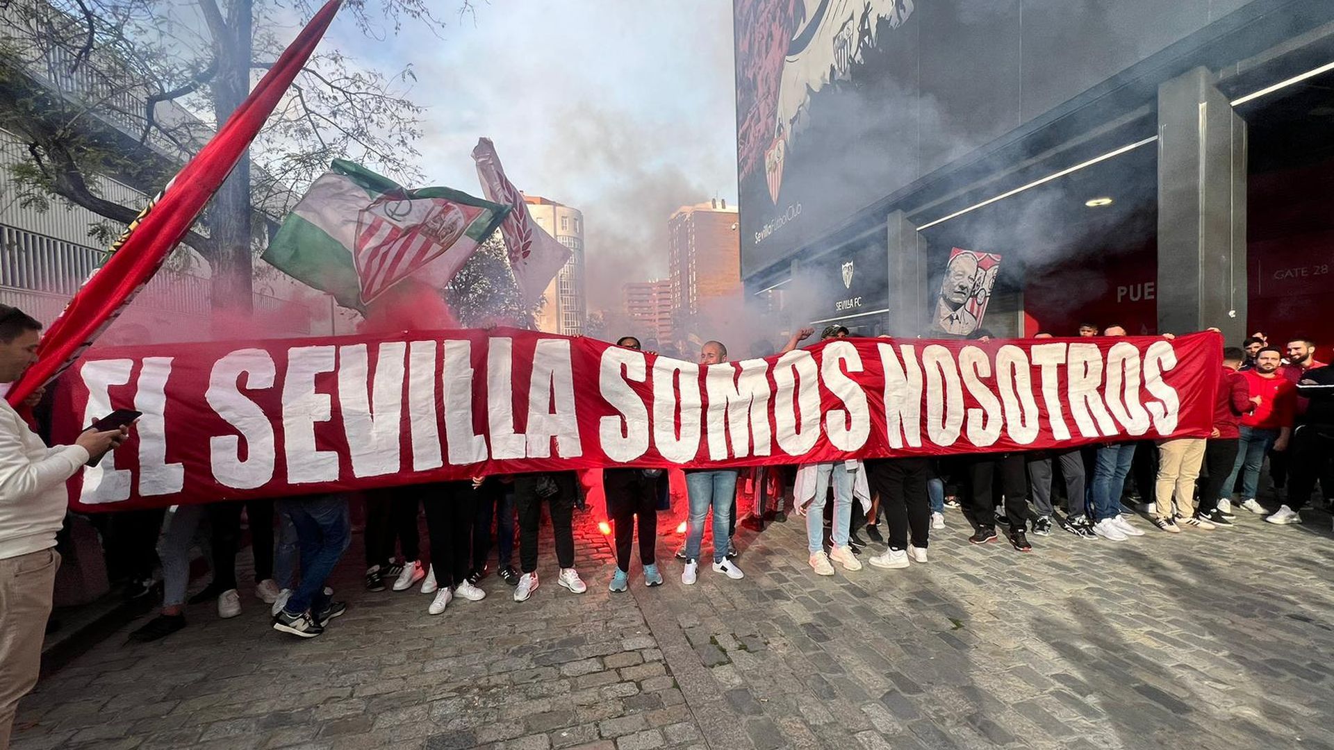 manifestacion_de_biris_norte_contra_la_directiva_antes_del_sevilla___osasuna_001.jpeg manifestacion_de_biris_norte_contra_la_directiva_antes_del_sevilla___osasuna_001.jpeg