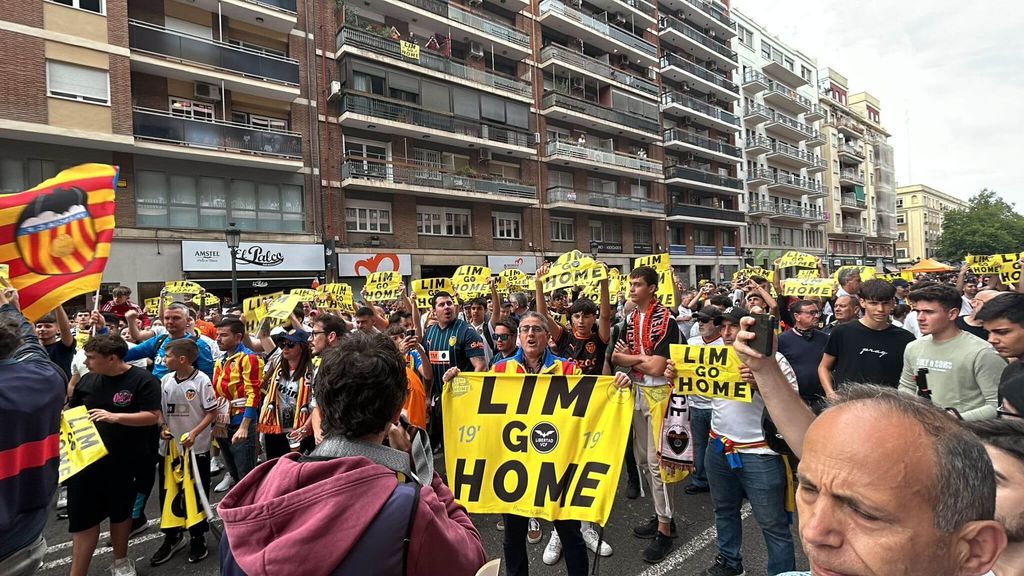 Valencia-Girona: La afición del Valencia protesta contra Peter Lim