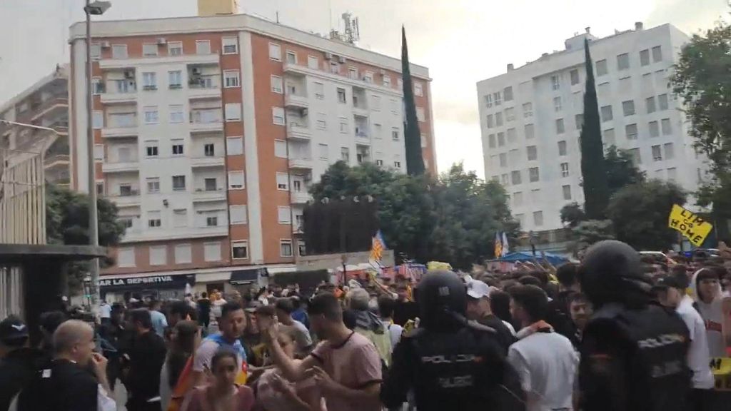 Manifestación en Mestalla contra Peter Lim acaba con carga policial