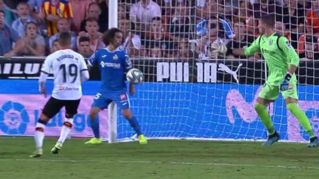 La mano de Cucurella no señalada