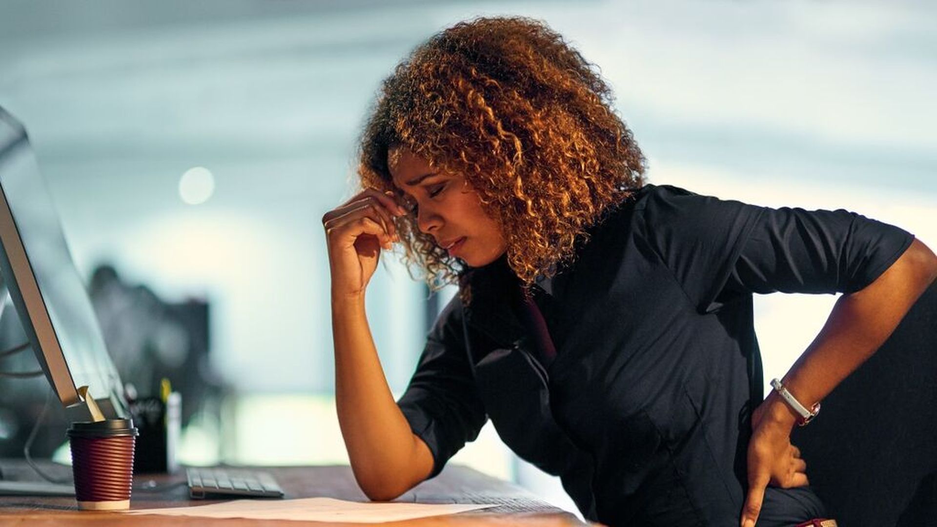 Mantener la espalda recta mucho tiempo mientras estamos sentados puede provocar dolor