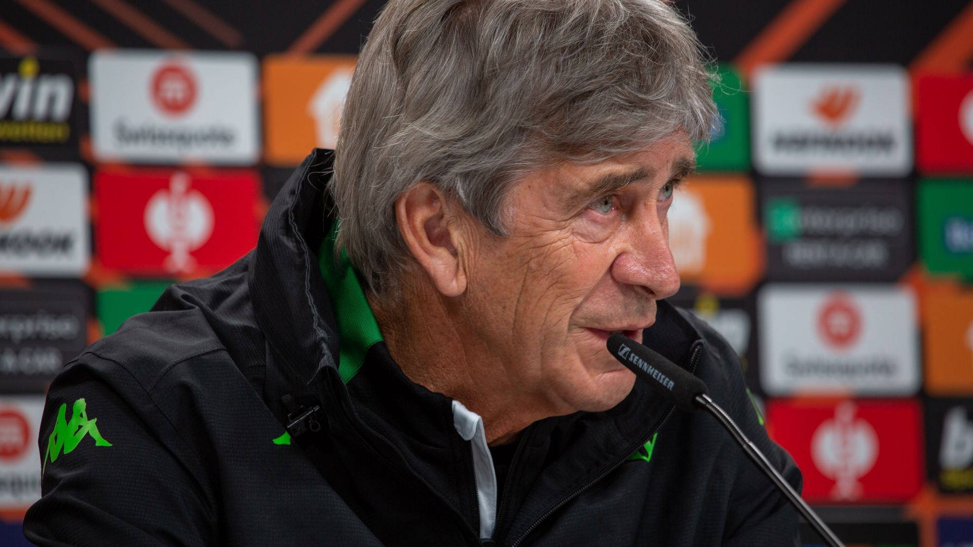manuel_pellegrini_en_la_sala_de_prensa_foto_javier_martin__eldesmarque_001.jpg
