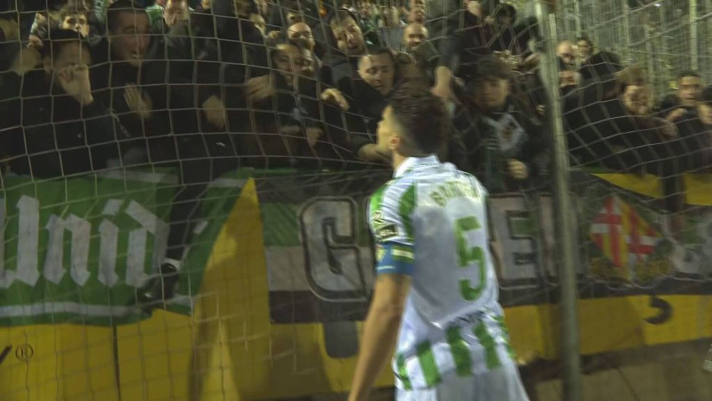Marc Bartra, con la afición tras el Sant Andreu-Betis