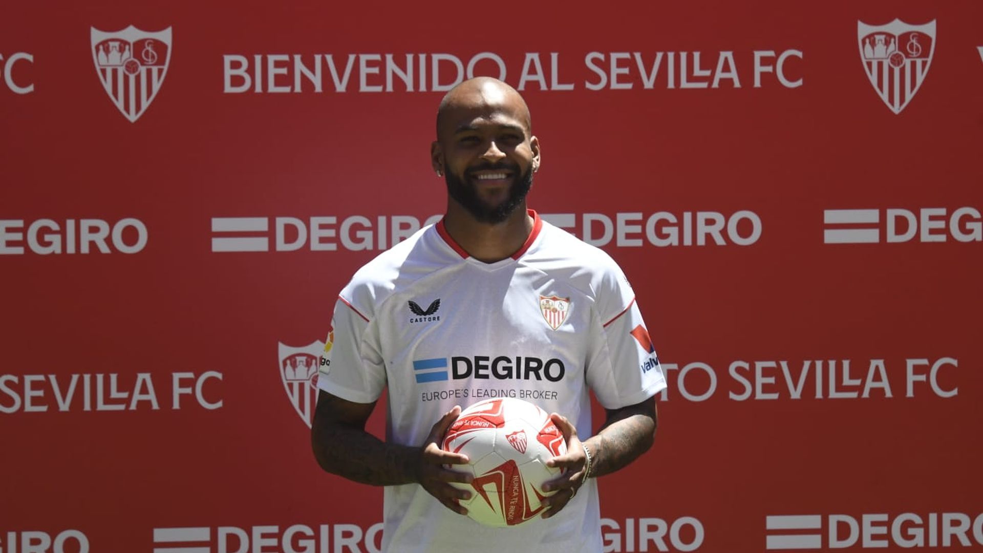 marcao_posa_sonriente_el_dia_de_su_presentacion.jpeg